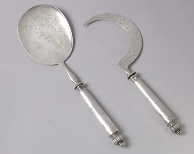 paire d'ustensiles de service en argent ornés de motifs floraux