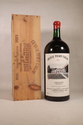 une bouteille de vin posée à côté d'une caisse en bois