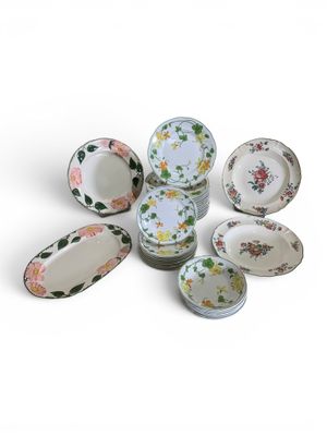 un ensemble d'assiettes ornées de motifs floraux sur fond blanc