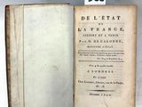 un livre avec un titre posé sur une table
