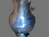 un vase en argent posé sur une table
