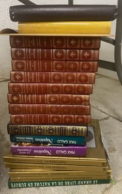 plusieurs livres empilés sur une table