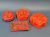 trois boîtes rouges et un plateau sur lesquels figurent des images