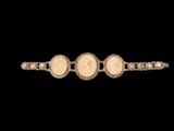 un bracelet en or orné de trois camées ovales et de perles