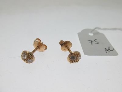 une paire de boucles d'oreilles en or serties de diamants