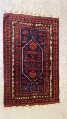 un tapis rouge et bleu accroché au mur