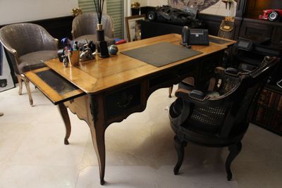 un bureau avec une chaise et une lampe dans une pièce