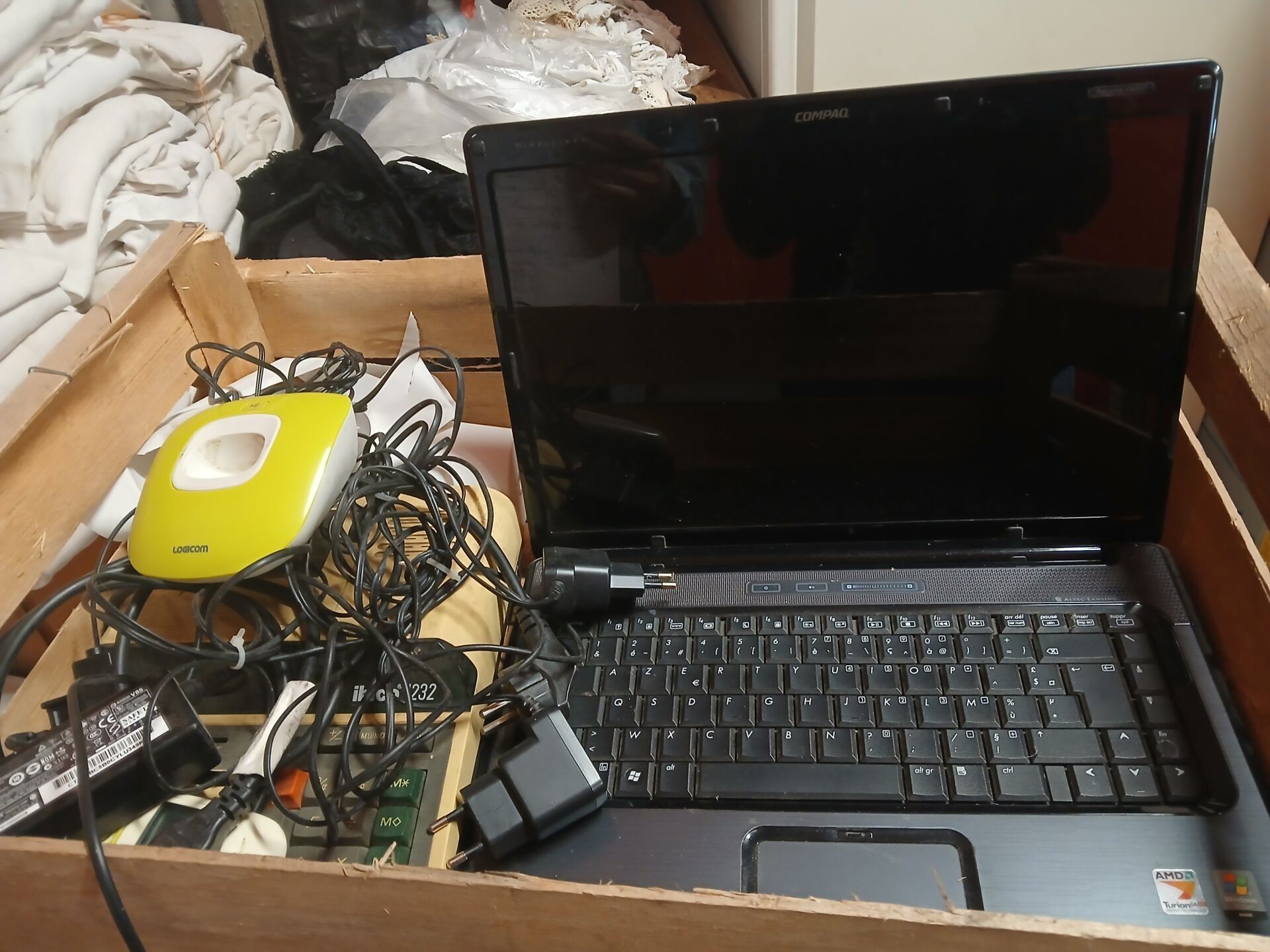 VENTE VOLONTAIRE Un portable informatique COMPAQ, une calcul…