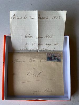 une boîte ouverte contenant un bout de papier, posée sur une table