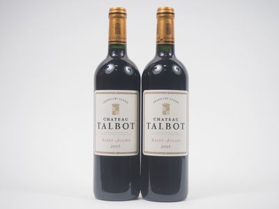 deux bouteilles de vin rouge posées l'une à côté de l'autre sur une surface blanche