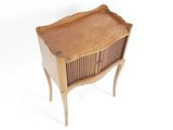 une petite table en bois avec un tiroir
