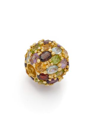 une perle en or et en pierres multicolores sur fond blanc