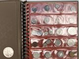 un livre dans lequel se trouvent plein de pièces de monnaie
