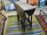 une petite table posée sur un tapis dans une pièce