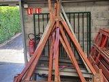 un tas de morceaux de bois dans un garage, à côté d'une borne d'incendie