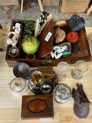 une boîte en bois remplie d'objets assortis sur une table