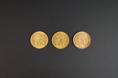 trois types différents de pièces d'or sur un fond noir