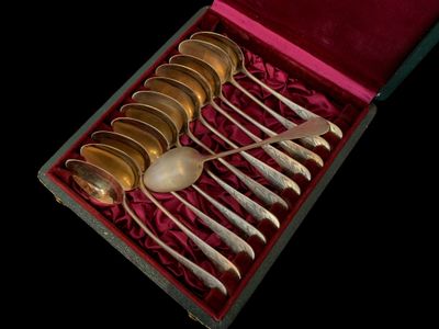 six cuillères dans une boîte contenant une cuillère