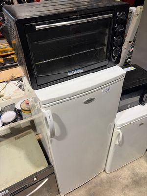 un four à micro-ondes et un réfrigérateur dans une pièce