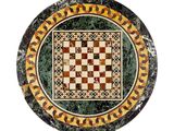 une image représentant un plateau de table rond en marbre avec un motif en damier