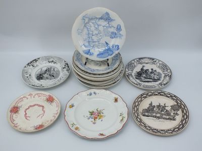 un grand nombre d'assiettes posées sur une table