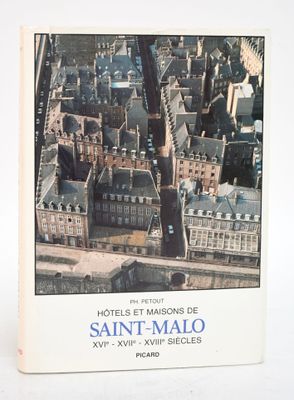 une vue aérienne d'une ville avec des immeubles et une tour horloge