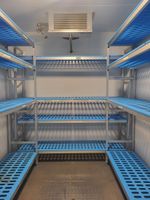Trois étagères aluminium et PVC alimentaires dans la chambre…