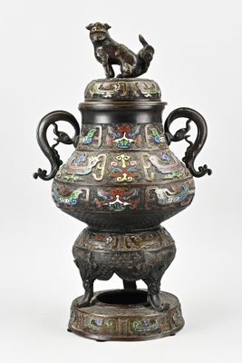 un grand vase surmonté d'un chat