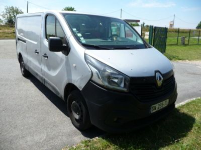 une camionnette blanche garée sur le bord de la route