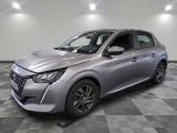 la voiture argentée est garée sur un sol en damier dans le garage