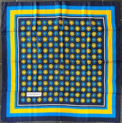 YVES SAINT LAURENT. Carré en twill de soie imprimée à décor …