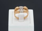 une image représentant une bague en or sertie de deux diamants