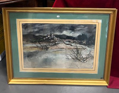 tableau représentant un paysage, dans un cadre doré, posé sur une table