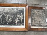 deux tableaux encadrés sur le mur d'une pièce
