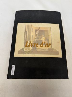 la photo d'un livre sur lequel figure la photo d'un chat