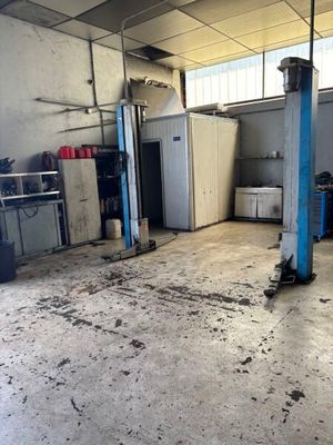 une photo d'un garage dont le sol est très sale