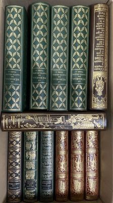 beaucoup de livres dans la boîte sur l'étagère