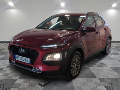 la voiture rouge est garée dans le garage sur un sol en damier