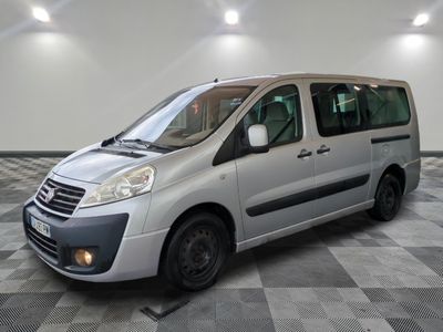 la photo d'une camionnette argentée garée sur un sol en damier