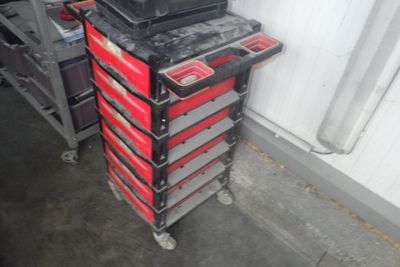 une photo d'une pile d'outils dans un garage