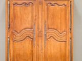 une image d'un meuble en bois avec deux portes et un tiroir