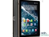une tablette dont l'écran est noir et sur laquelle figurent diverses icônes