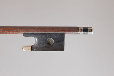 gros plan d'un archet de violon avec un morceau de bois qui en sort