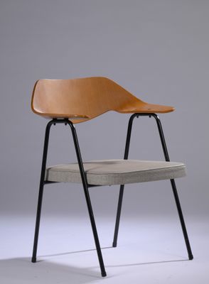 une image représentant une chaise avec une assise en bois et des pieds noirs