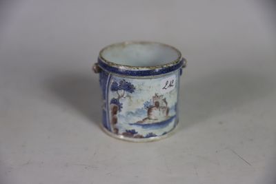une tasse bleue et blanche posée sur une table