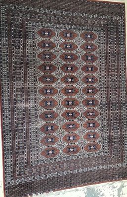 un tapis oriental accroché au mur d'une pièce