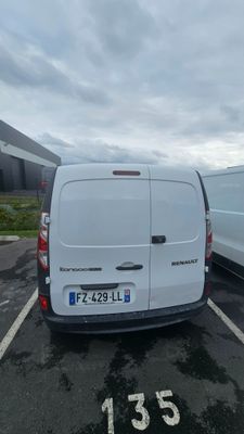 une camionnette blanche garée dans un parking à côté d'une camionnette blanche