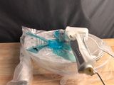 un sac en plastique sur lequel est représenté un pistolet à colle chaude