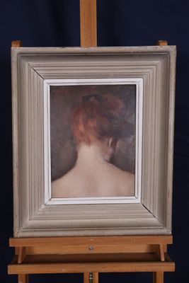 une peinture à l'huile représentant le dos d'une femme devant un chevalet