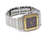 une image représentant une montre-bracelet argentée et dorée sur fond blanc